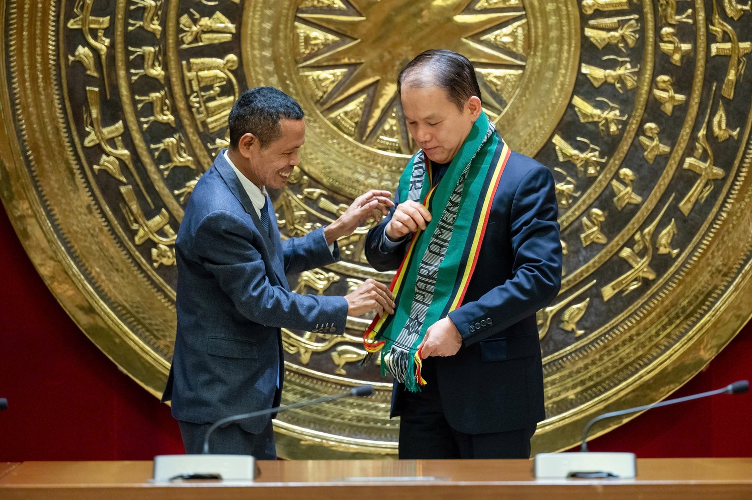 Chủ nhiệm Ủy ban A về các vấn đề Hiến pháp và Tư pháp của Quốc hội Timor-Leste Patrocino Fernandes dos Reis tặng quà lưu niệm cho Chủ nhiệm Ủy ban Pháp luật và Tư pháp Hoàng Thanh Tùng