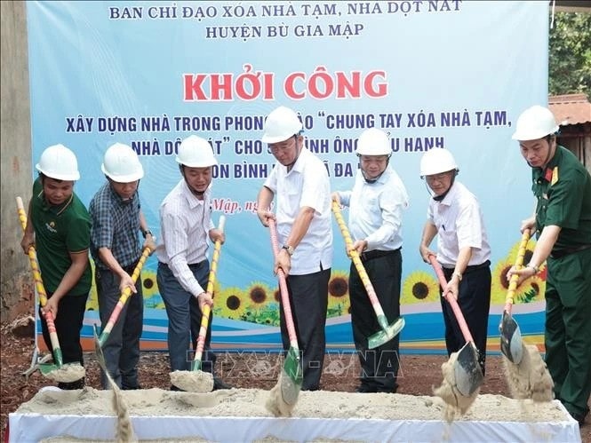 The ground-breaking ceremony for the construction of 37 new houses in Bu Gia Map district, Binh Phuoc province (Photo: VNA) bu-gia-map-substandard-housing-eradication.jpg