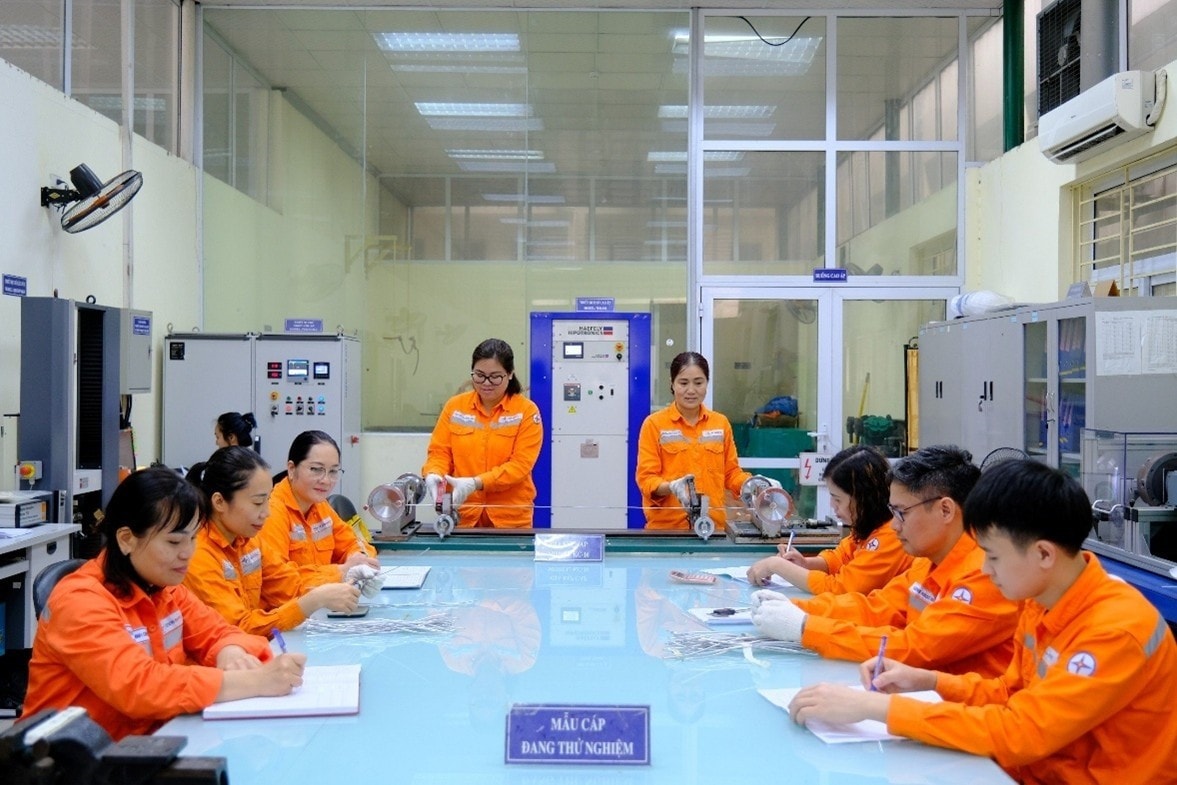 nu-cong-nhan-vien-thi-dua-lao-dong-san-xuat-anh-npc.jpg