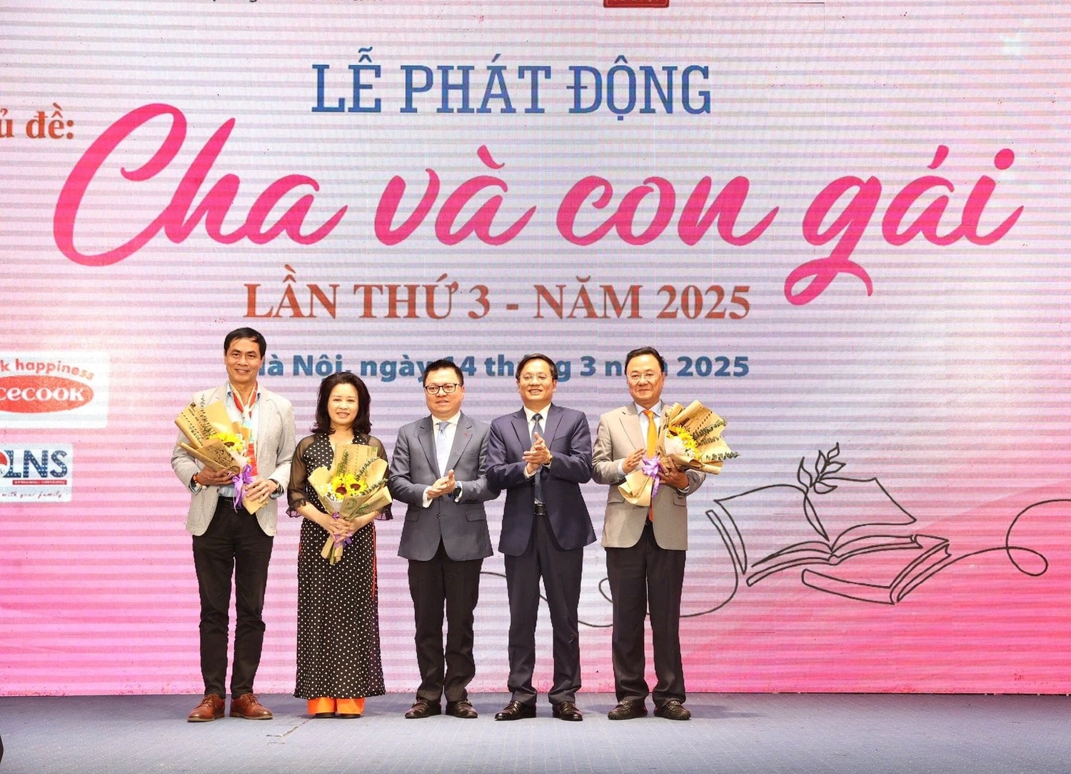Ban tổ chức tặng hoa các thành viên Ban Giám khảo cuộc thi. Nguồn: PNVN