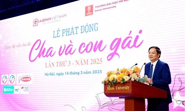 Nhà báo Hồ Minh Chiến, Tổng Biên tập Tạp chí Gia đình Việt Nam, Trưởng Ban tổ chức thông tin về cuộc thi viết chủ đề "Cha và con gái" lần thứ 3. Nguồn: PNVN