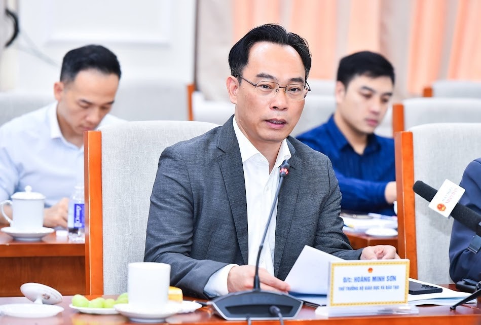 Thứ trưởng Bộ Giáo dục và Đào tạo Hoàng Minh Sơn làm rõ những vấn đề Đoàn giám sát quan tâm
