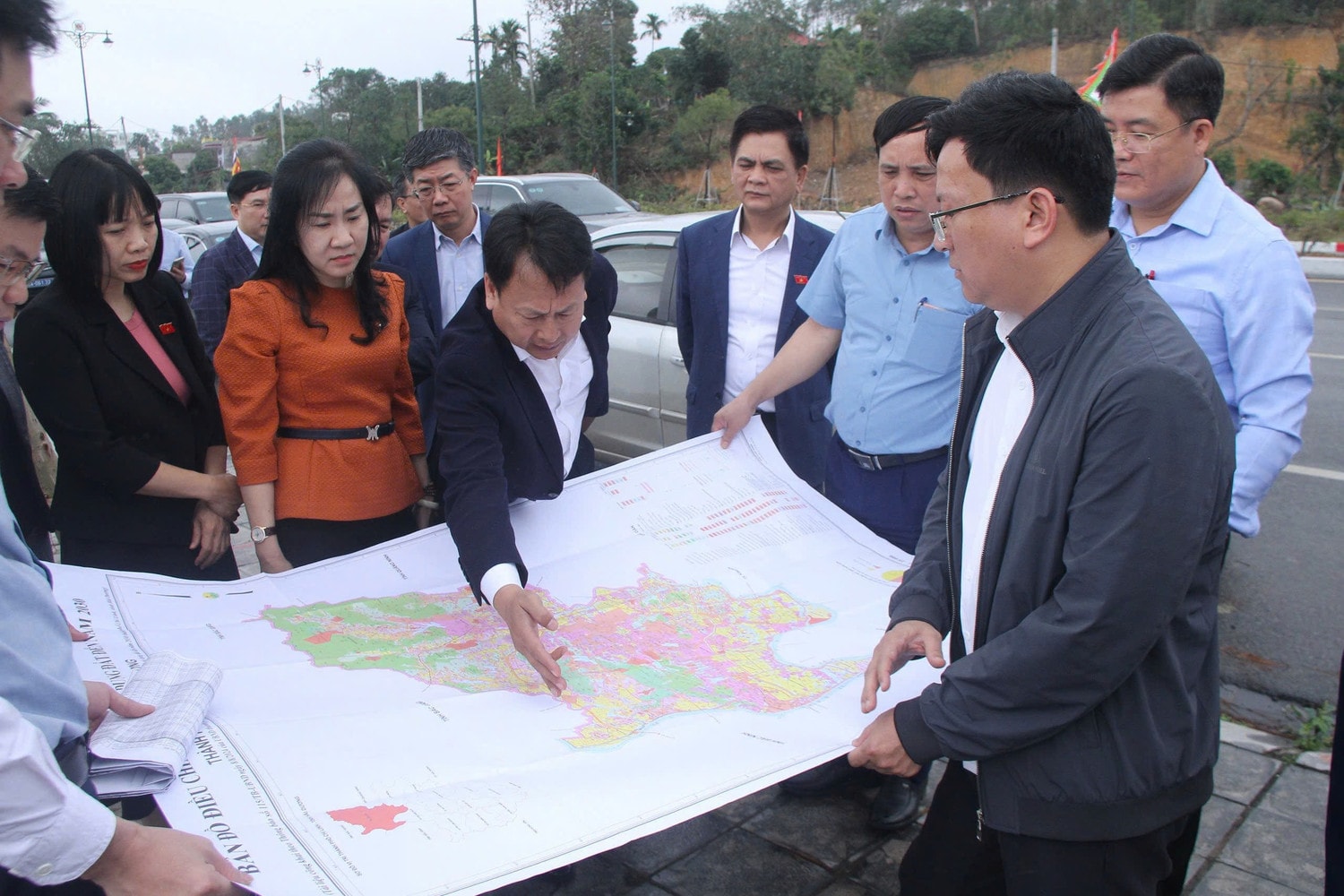 Đoàn công tác khảo sát thực tế tại TP. Chí Linh. Ảnh: Minh Trang
