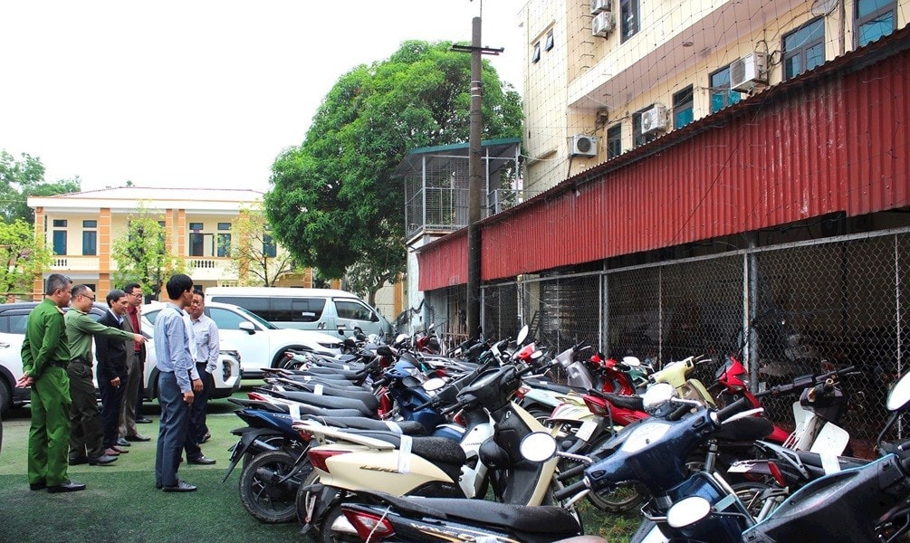 Phương tiện vi phạm hành chính tại Công an huyện Bình Giang. Ảnh: Bùi Tú