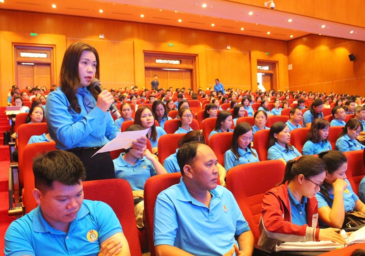 Cử tri phát biểu ý kiến tại Hội nghị tiếp xúc cử tri chuyên đề giữa Đoàn ĐBQH tỉnh Cao Bằng với công nhân, viên chức và người lao động trên địa bàn. Nguồn: ldld.caobang.gov.vn