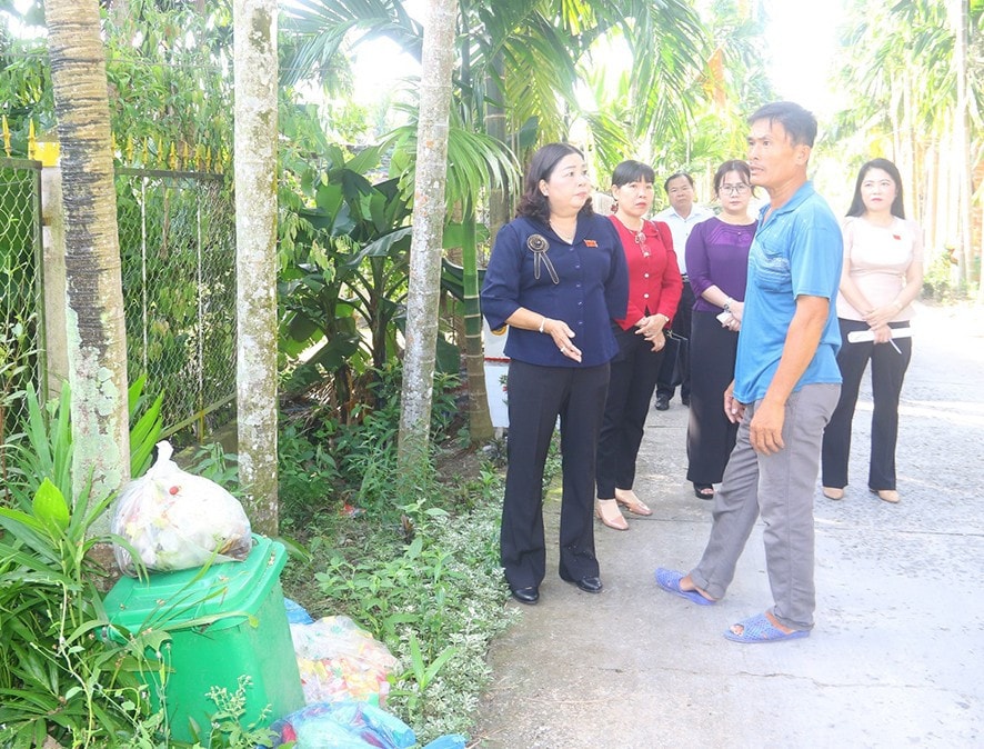 Phó Chủ tịch Thường trực HĐND tỉnh Mã Thị Tươi và Đoàn khảo sát thực tế tại xã Thuận Hưng, huyện Long Mỹ. Ảnh: Cao Oanh