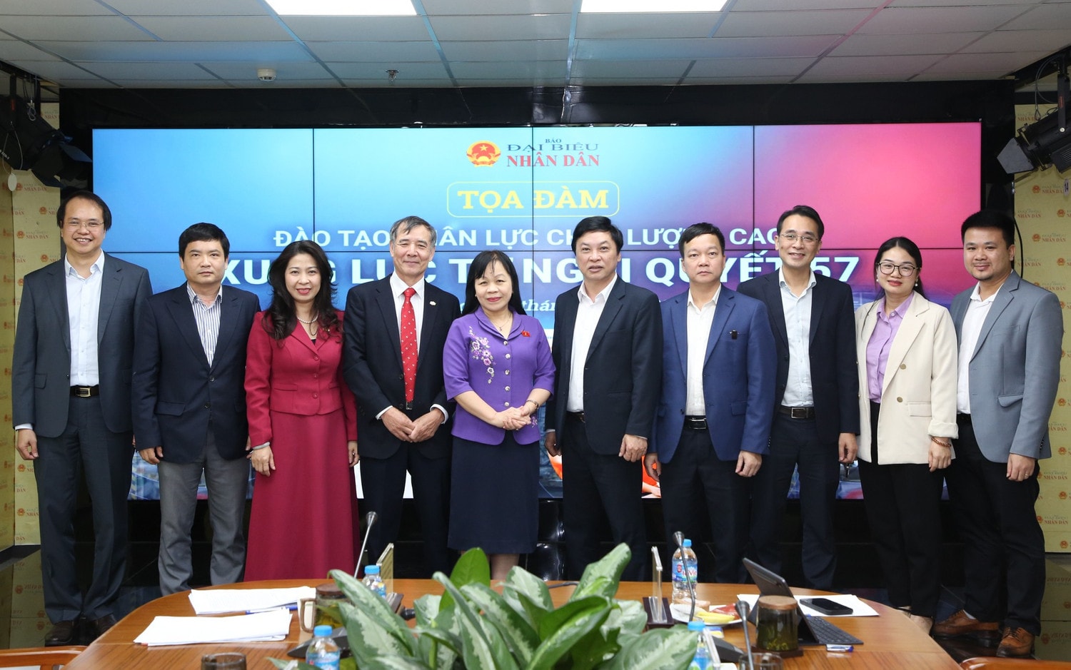 Các đại biểu tham dự Tọa đàm “Đào tạo nhân lực chất lượng cao: Xung lực từ Nghị quyết 57”. Ảnh: Duy Thông
