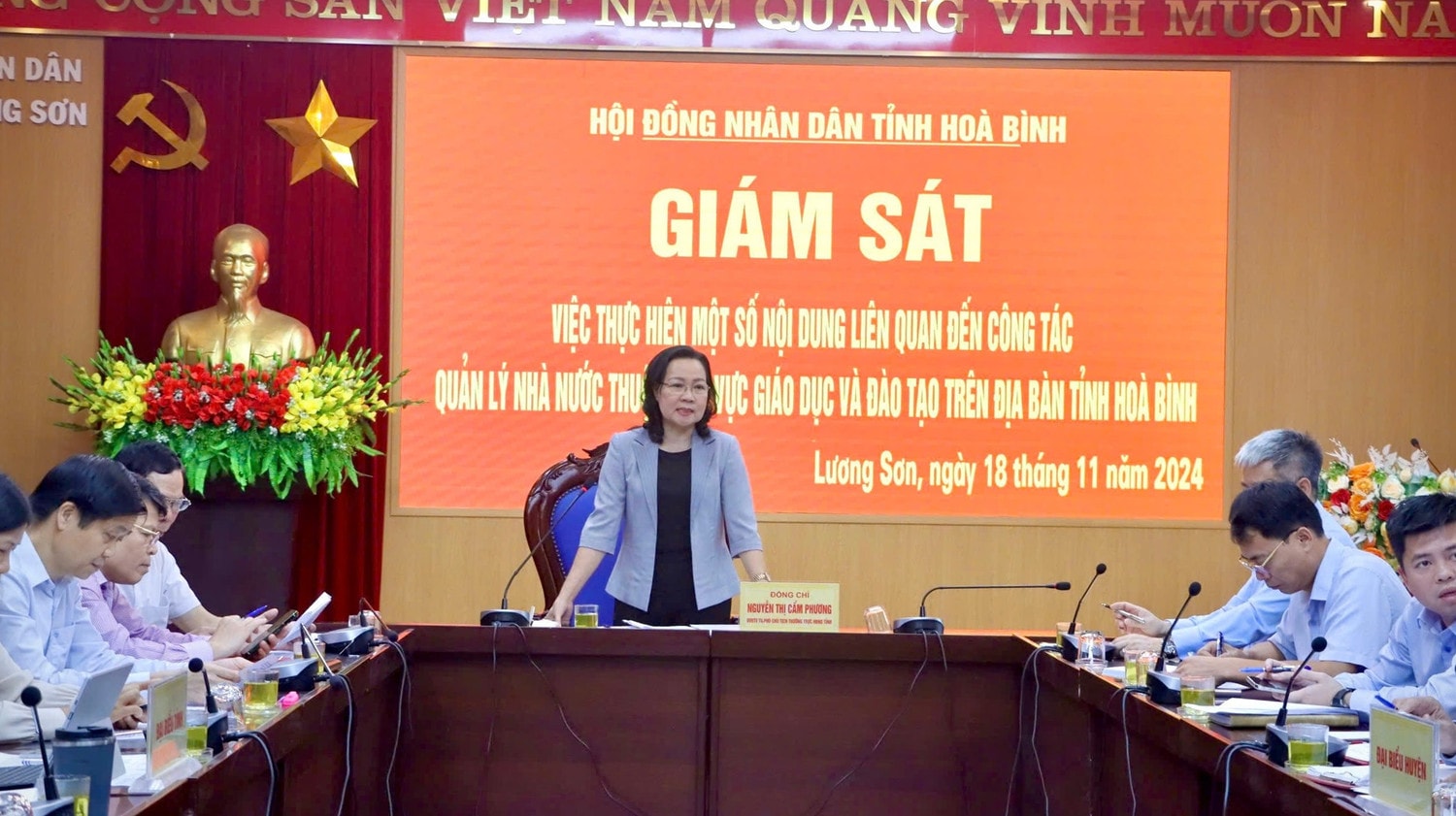 Thường trực HĐND tỉnh giám sát việc thực hiện một số nội dung liên quan đến công tác quản lý nhà nước thuộc lĩnh vực giáo dục và đào tạo trên địa bàn huyện Lương Sơn. Ảnh: Thiện Tuấn