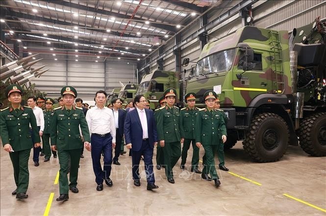 Thủ tướng Phạm Minh Chính tham quan trưng bày sản phẩm công nghiệp công nghệ cao của Viettel. Ảnh: Dương Giang/TTXVN