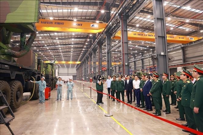 Thủ tướng Phạm Minh Chính tham quan trưng bày sản phẩm công nghiệp công nghệ cao của Viettel. Ảnh: Dương Giang/TTXVN