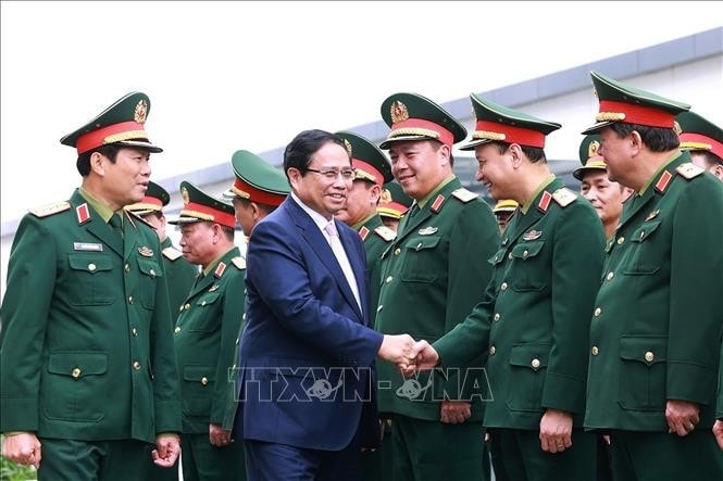 Thủ tướng Phạm Minh Chính với cán bộ, chỉ huy Tập đoàn Công nghiệp - Viễn thông Quân đội (Viettel). Ảnh: Dương Giang/TTXVN