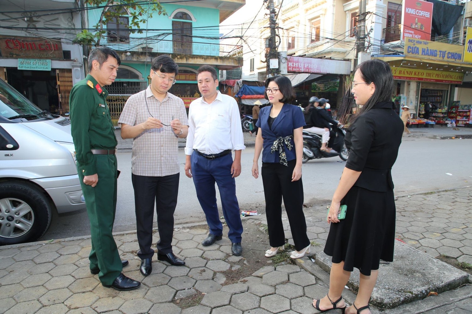 Đoàn khảo sát Thường trực HĐND tỉnh Nam Định kiểm tra việc thanh thải dây cáp hết giá trị sử dụng trên địa bàn thành phố Nam Định. Ảnh: Văn Trọng