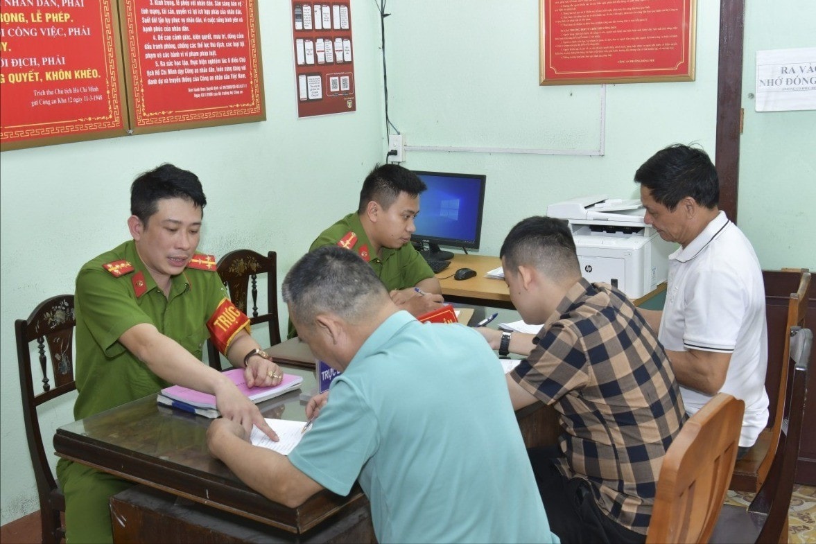 Công an phường Đồng Phú tiếp nhận các thủ tục hành chính của người dân