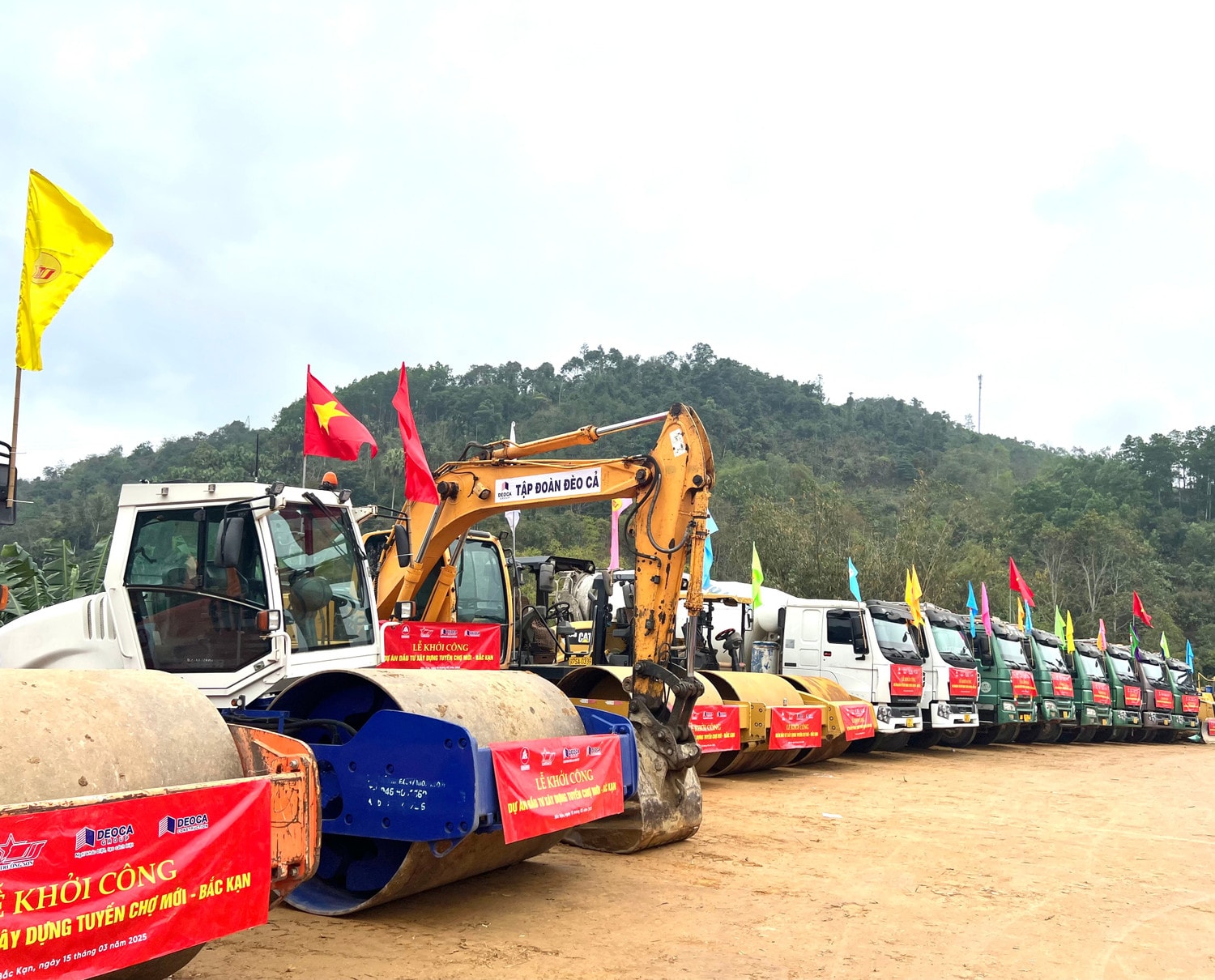 Các thiết bị máy lu, máy xúc đã sẵn sàng thi công công trình