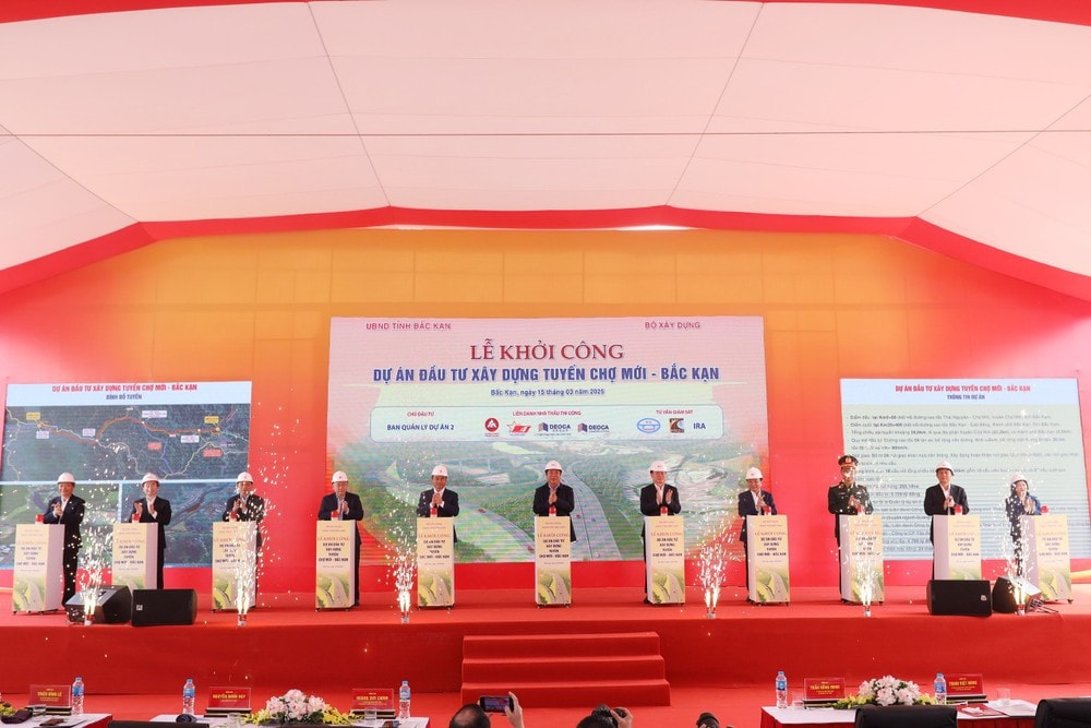 Các đại biểu bấm nút khởi công Dự án đầu tư xây dựng tuyến đường Chợ Mới - Bắc Kạn