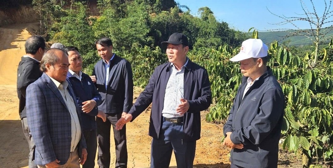 Đoàn giám sát kiểm tra thực tế tại Dự án đường giao thông liên xã Đắk Phơi - Đắk Nuê, huyện Lắk. Ảnh: Khả Lê
