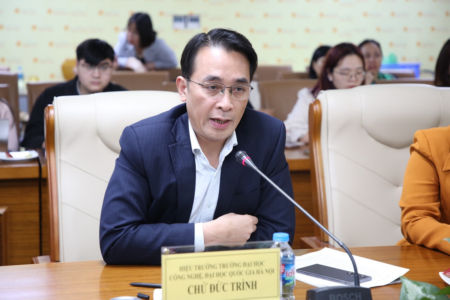GS.TS. Chử Đức Trình - Hiệu trưởng Trường Đại học Công nghệ, Đại học Quốc gia Hà Nội chia sẻ tại tọa đàm. Ảnh: Duy Thông