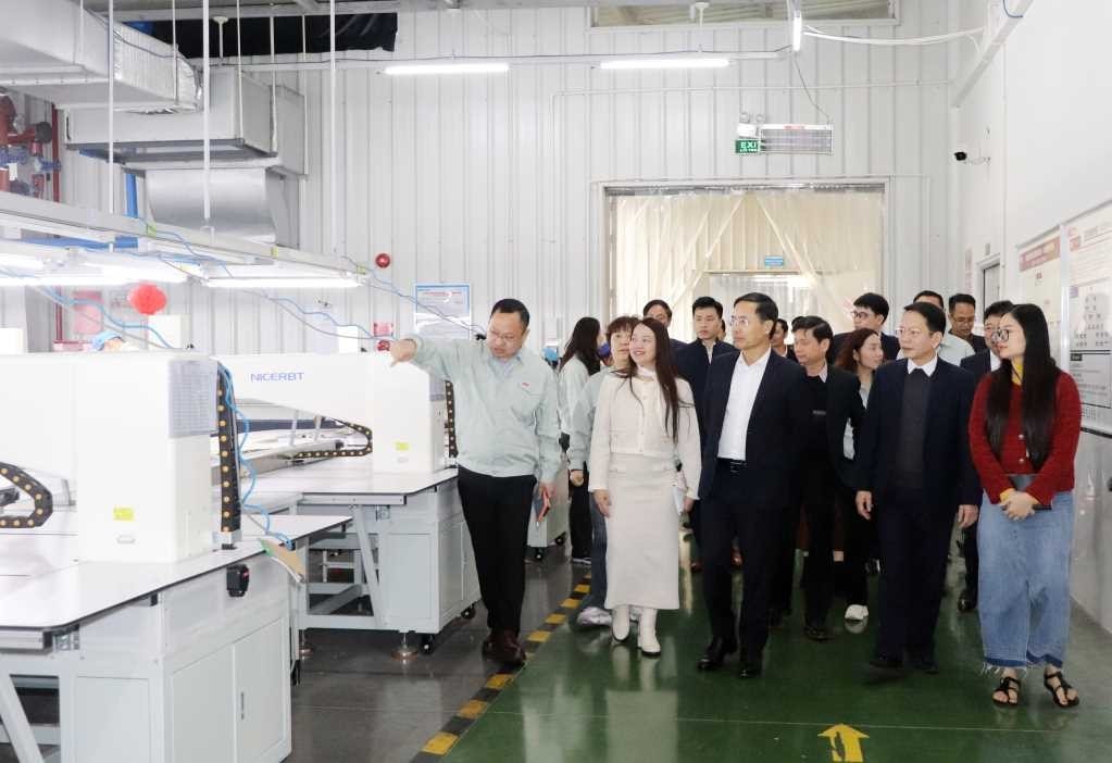 Chủ tịch UBND tỉnh Quảng Ninh Phạm Đức Ấn thăm dây chuyền sản xuất của doanh nghiệp tại KCN Texhong Hải Hà. Ảnh: Trúc Linh