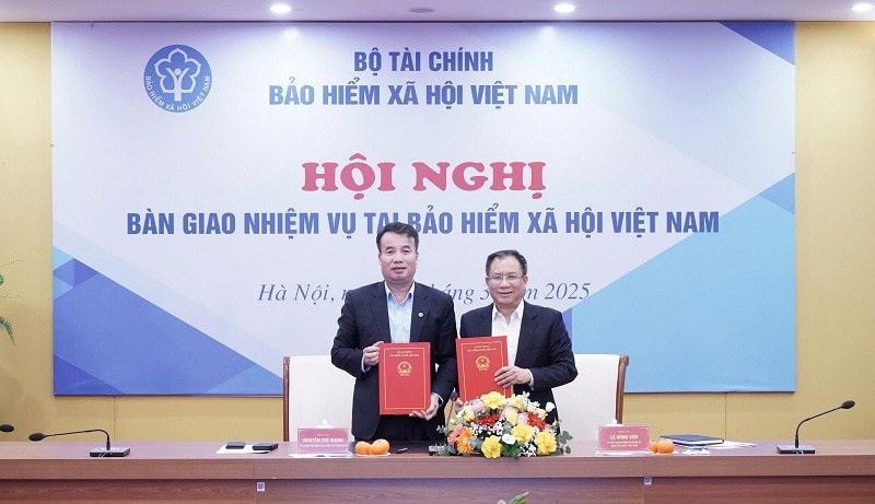 Nguyên Tổng Giám đốc BHXH Việt Nam Nguyễn Thế Mạnh và Giám đốc BHXH Việt Nam Lê Hùng Sơn ký Biên bản bàn giao nhiệm vụ. Ảnh: BH