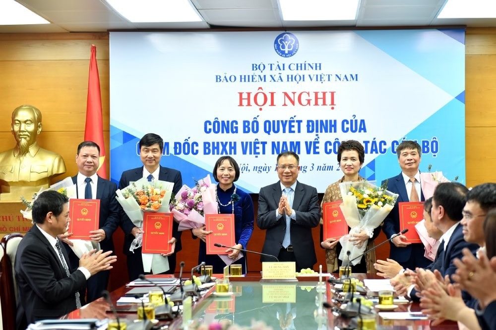 Giám đốc BHXH Việt Nam Lê Hùng Sơn trao quyết định cho các Phó Giám đốc BHXH Khu vực I. Ảnh: BHHN