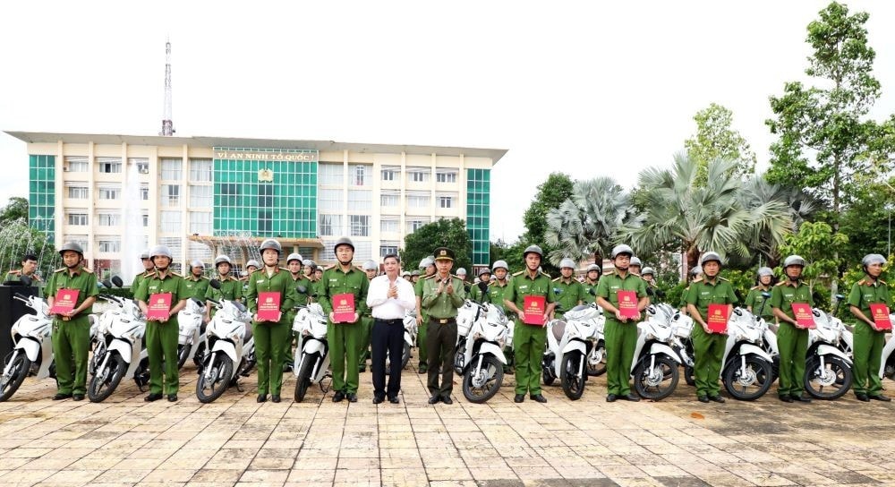 cong-an-cap-xa-duoc-cap-xe1.jpg