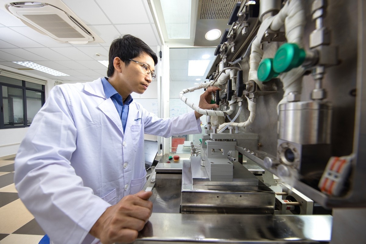 TS Nguyễn Viết Hương - Phó Trưởng khoa Khoa học và Kỹ thuật Vật liệu, Trường Đại học Phenikaa - đạt Giải thưởng khoa học công nghệ Quả Cầu Vàng năm 2024.