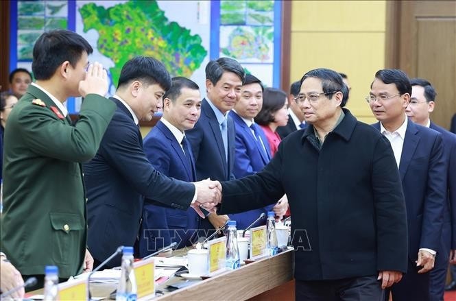 Thủ tướng Phạm Minh Chính với lãnh đạo tỉnh Vĩnh Phúc. Ảnh: Dương Giang/TTXVN
