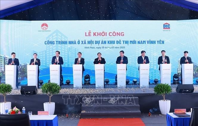 Thủ tướng Phạm Minh Chính và các đại biểu khởi công công trình nhà ở xã hội dự án Khu đô thị mới Nam Vĩnh Yên. Ảnh: Dương Giang/TTXVN