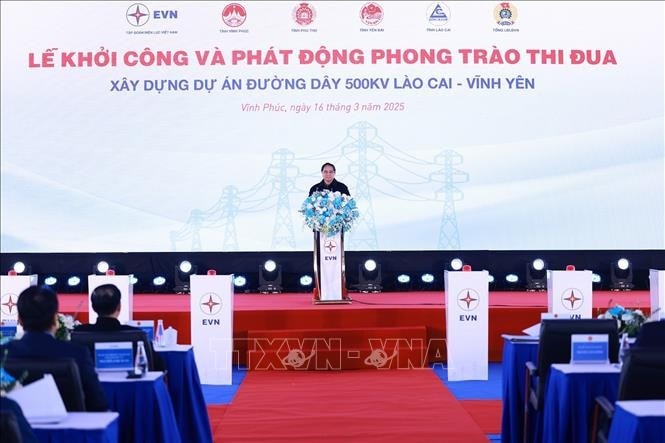 Thủ tướng Phạm Minh Chính phát biểu tại Lễ khởi công xây dựng dự án Đường dây 500kV Lào Cai - Vĩnh Yên. Ảnh: Dương Giang/TTXVN