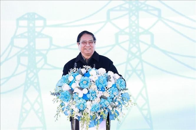 Thủ tướng Phạm Minh Chính phát biểu tại Lễ khởi công xây dựng dự án Đường dây 500kV Lào Cai - Vĩnh Yên. Ảnh: Dương Giang/TTXVN