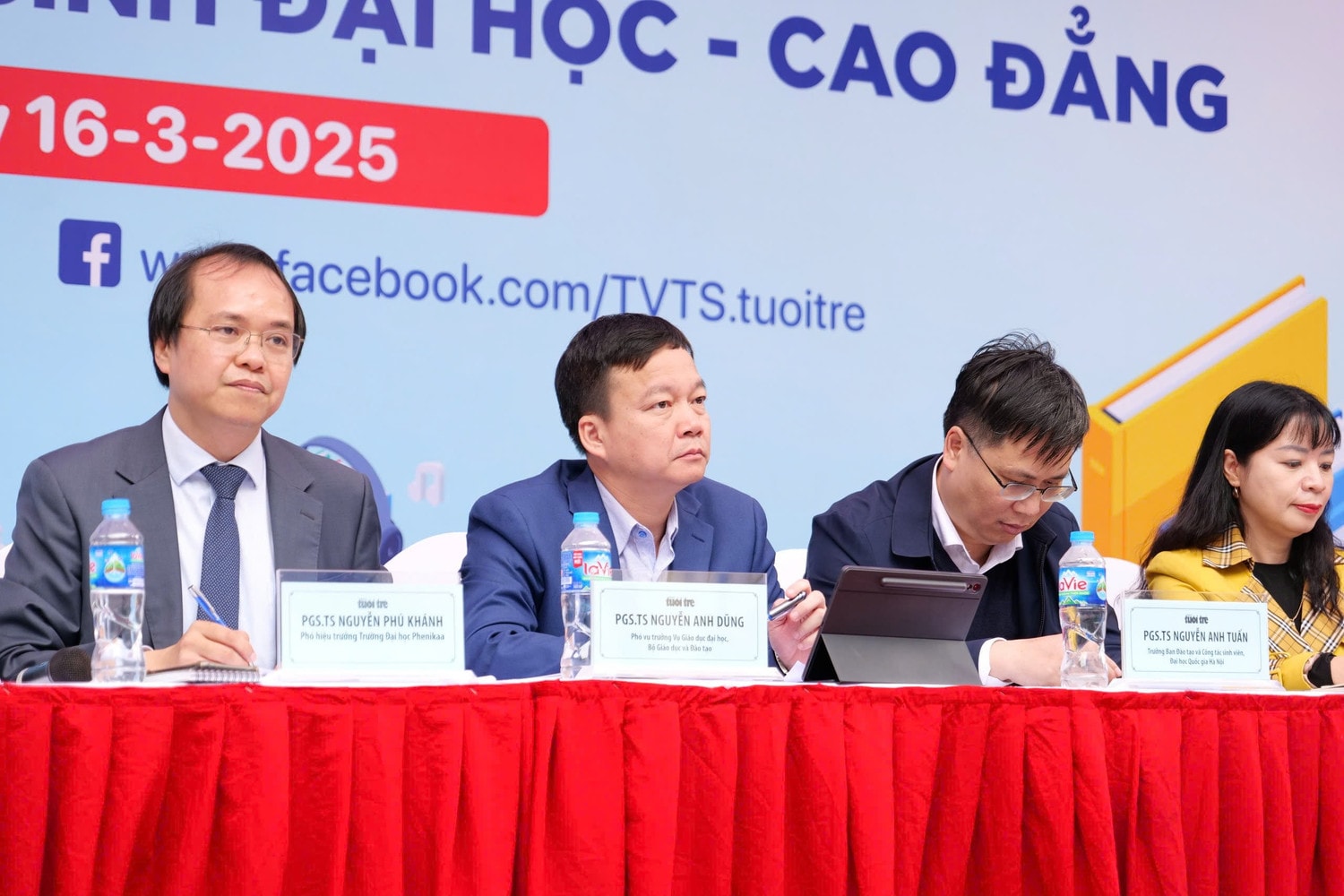 PGS.TS Nguyễn Anh Dũng, Phó Vụ trưởng Vụ Giáo dục đại học, Bộ GD-ĐT (thứ hai từ trái qua) tại Ngày hội Tư vấn tuyển sinh - hướng nghiệp 2025 (Ảnh: Quốc Việt)