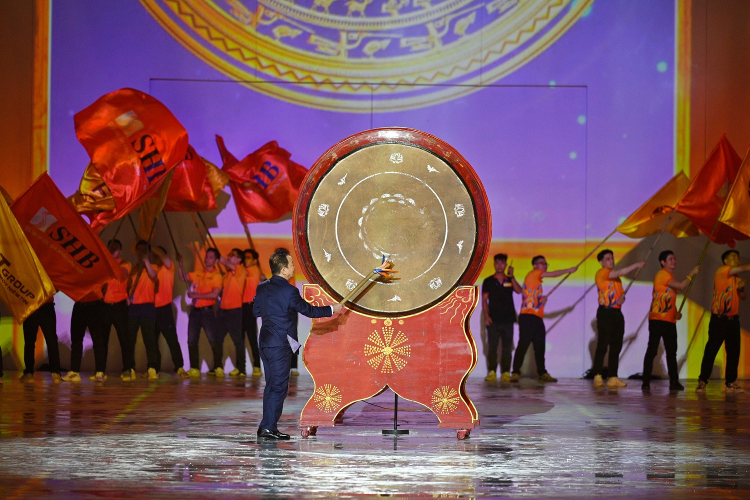 4-doanh-nhan-do-quang-hien-danh-trong-4b.jpg
