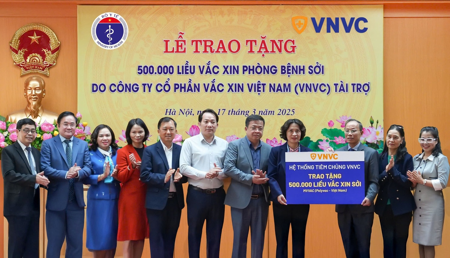 vnvc-trao-tang-nua-trieu-lieu-vac-xin-soi-cho-byt.jpg