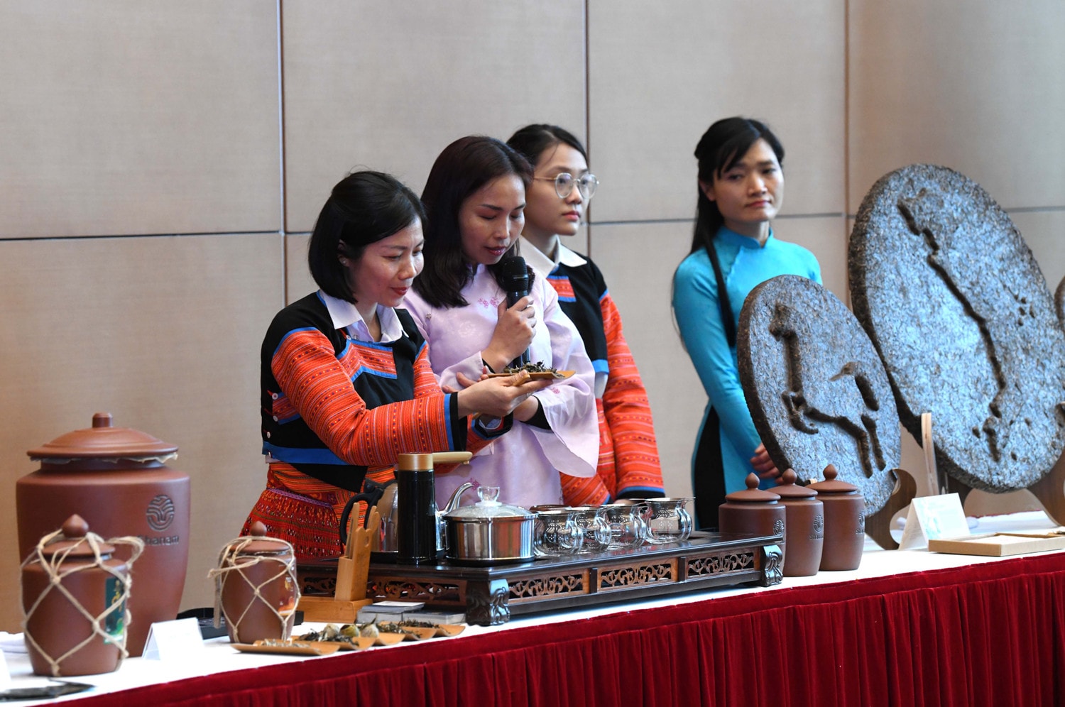 giam-doc-cong-ty-tra-shanam-nguyen-thi-tham-gioi-thieu-ve-san-pham-cac-san-pham-tra-va-cach-thuong-thuc-tra-viet2.jpg