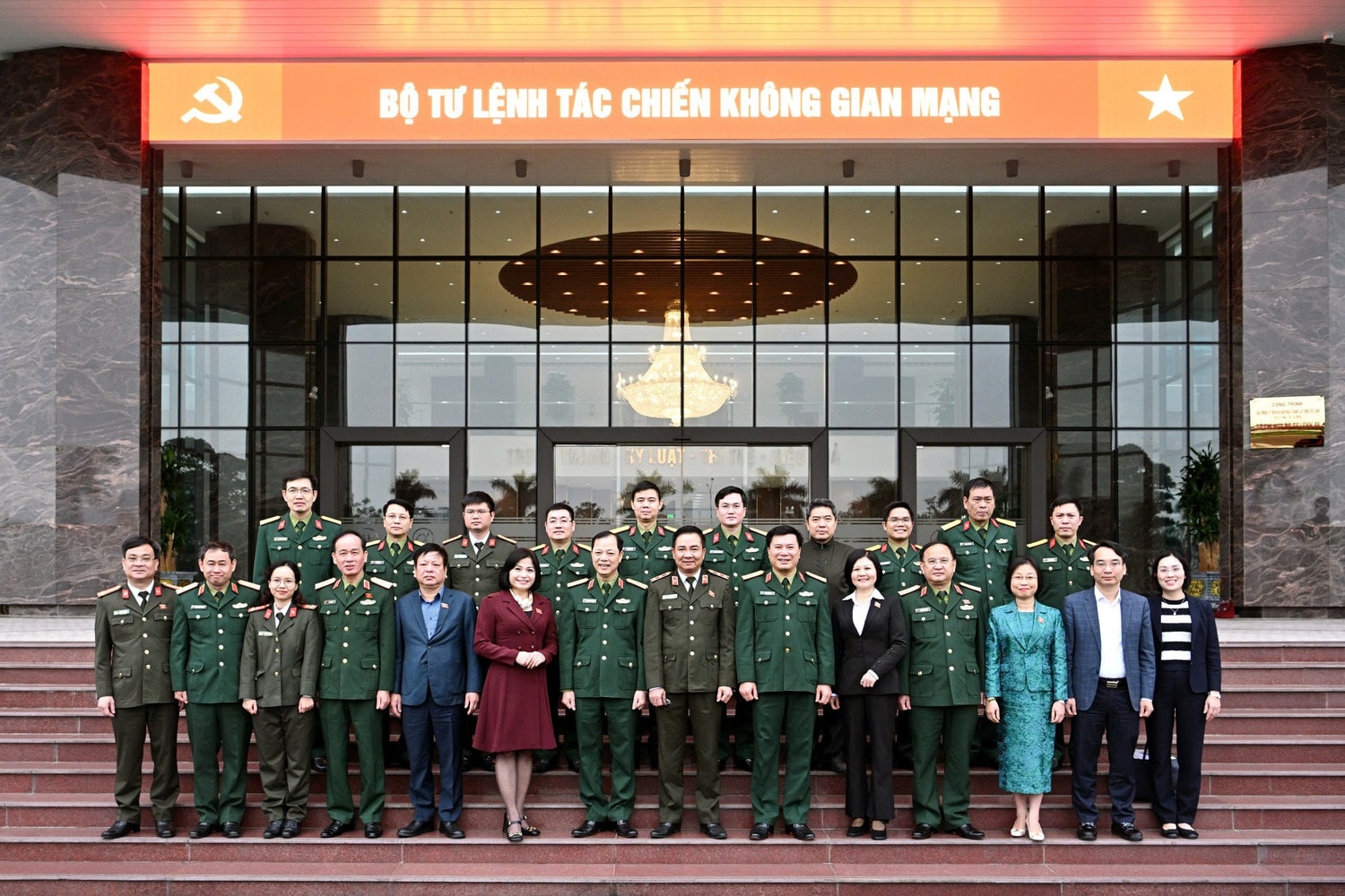 Đoàn khảo sát của Ủy ban Quốc phòng, An ninh và Đối ngoại chụp ảnh lưu niệm với Bộ Tư lệnh 86