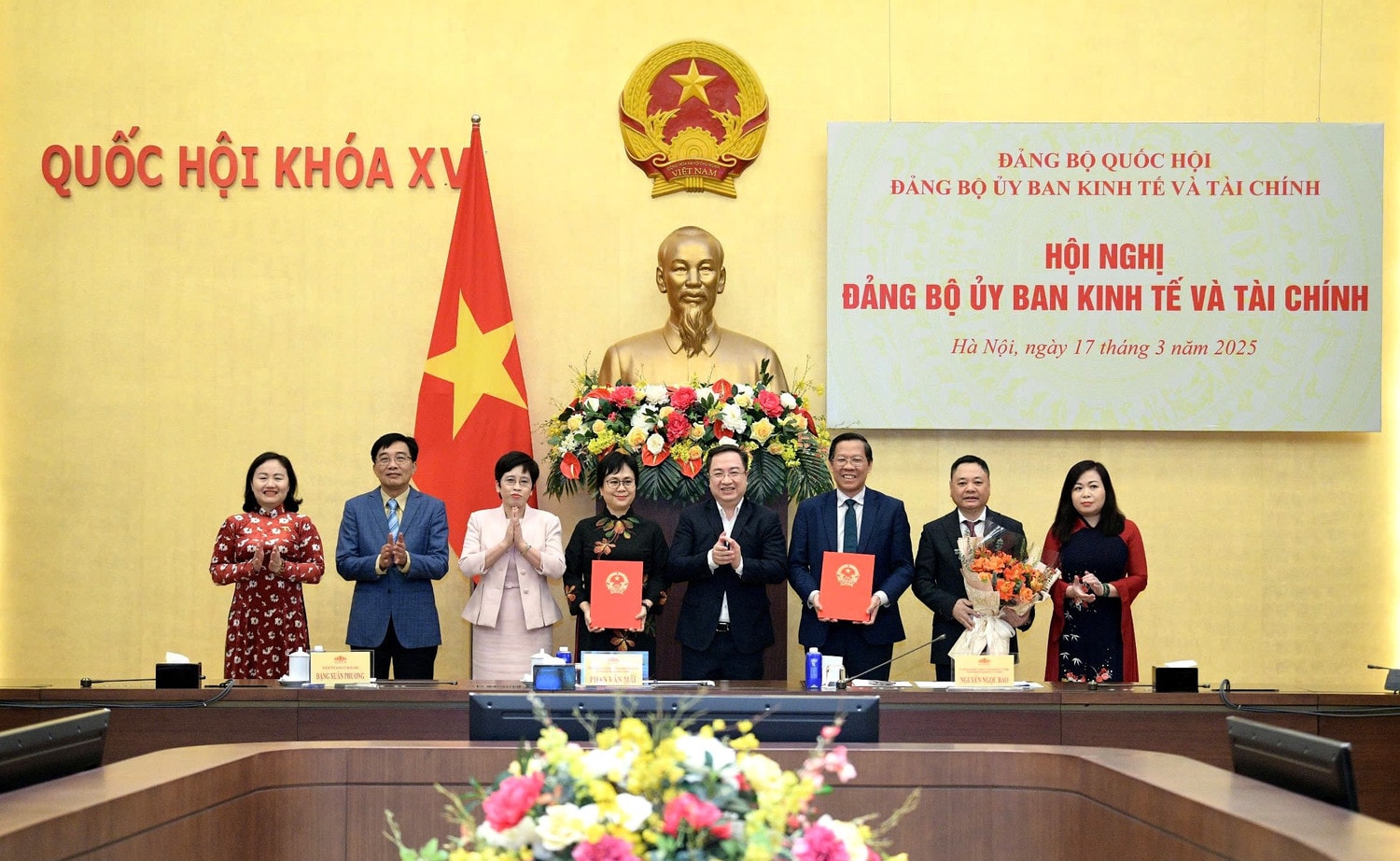 Phó bí thư Đảng uỷ Quốc hội Đặng Xuân Phương trao quyết định thành lập Đảng bộ Uỷ ban Kinh tế và Tài chính. Ảnh: Lâm Hiển