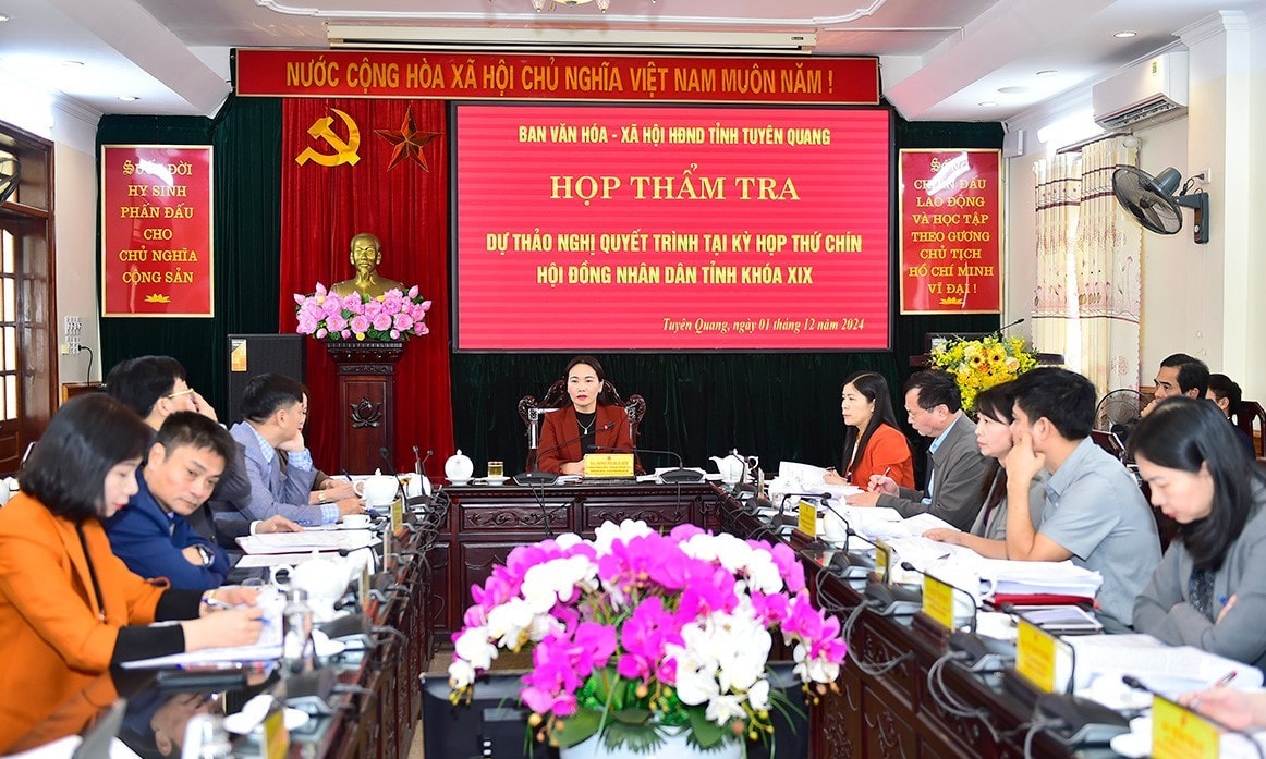 Ban Văn hóa - Xã hội HĐND tỉnh Tuyên Quang họp thẩm tra về các dự thảo Nghị quyết trình tại Kỳ họp thứ 9, HĐND tỉnh. Ảnh: N. Hưng