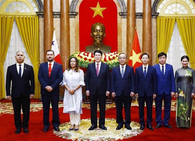 Chủ tịch nước Lương Cường với Đại sứ Cộng hoà Panama Nubiela Yanarith Ayala Modes cùng các đại biểu tại Lễ trình Quốc thư. Ảnh: Lâm Khánh/ TTXVN