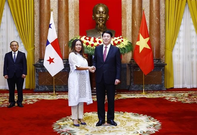 Chủ tịch nước Lương Cường với Đại sứ Cộng hoà Panama Nubiela Yanarith Ayala Modes tại Lễ trình Quốc thư. Ảnh: Lâm Khánh/TTXVN