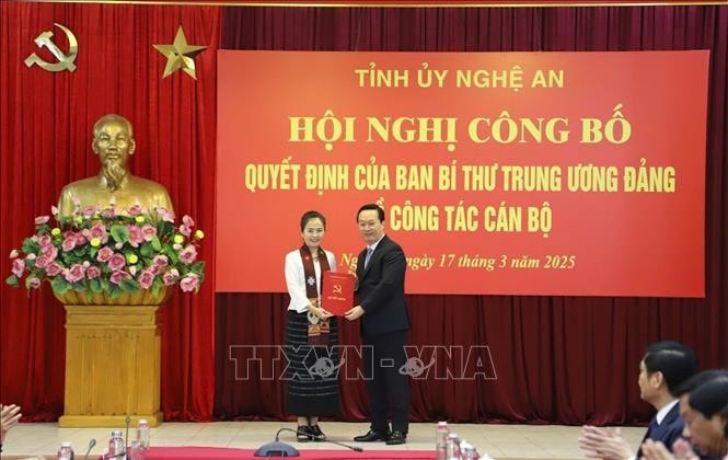 Bà Võ Thị Minh Sinh nhận Quyết định của Ban Bí thư giữ chức Phó Bí thư Tỉnh ủy Nghệ An. Ảnh: TTXVN