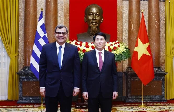 Chủ tịch nước Lương Cường với Đại sứ Hy Lạp Antonios Papakostas tại Lễ trình Quốc thư. Ảnh: Lâm Khánh/TTXVN
