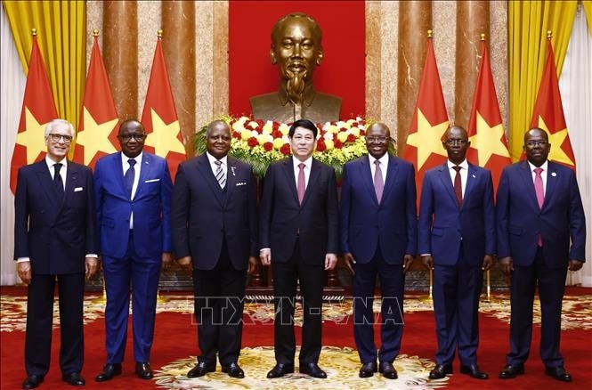 Chủ tịch nước Lương Cường với Đại sứ các nước: Cộng hoà Liberia, Cộng hoà dân chủ Congo, Cộng hoà Congo, Cộng hoà Burundi, Cộng hòa Bồ Đào Nha, Cộng hoà thống nhất Tanzania. Ảnh: Lâm Khánh/TTXVN