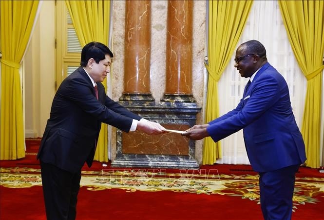 Chủ tịch nước Lương Cường nhận Quốc thư từ Đại sứ Cộng hoà Congo Jaques Jean Luc Nyanga. Ảnh: Lâm Khánh/TTXVN