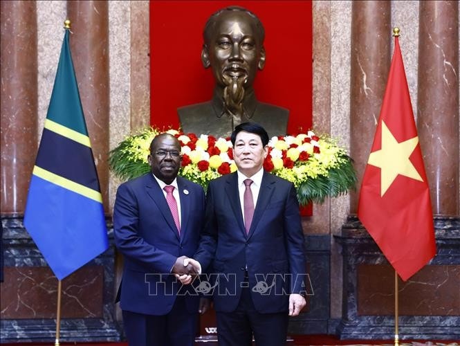 Chủ tịch nước Lương Cường với Đại sứ Cộng hoà thống nhất Tanzania Khamis Musas Ombar. Ảnh: Lâm Khánh/TTXVN