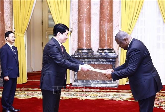 Chủ tịch nước Lương Cường nhận Quốc thư từ Đại sứ Cộng hoà Liberia Dudley McKinley Thomas. Ảnh: Lâm Khánh/TTXVN