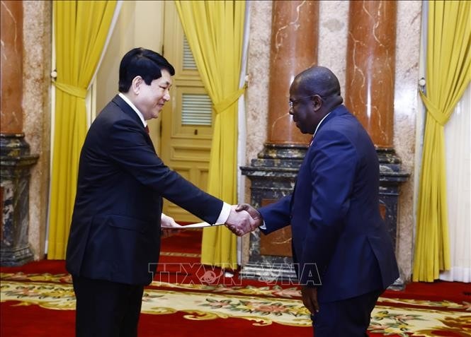 Chủ tịch nước Lương Cường nhận Quốc thư từ Đại sứ Cộng hoà thống nhất Tanzania Khamis Musas Ombar. Ảnh: Lâm Khánh/TTXVN