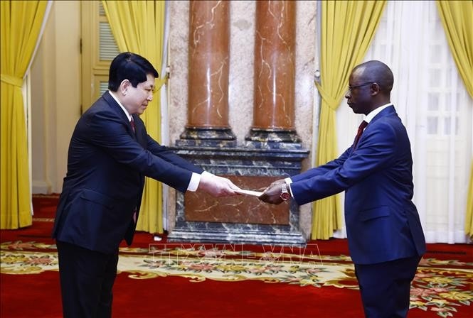 Chủ tịch nước Lương Cường nhận Quốc thư từ Đại sứ Cộng hoà Burundi Telesphone Irambonao. Ảnh: Lâm Khánh/TTXVN