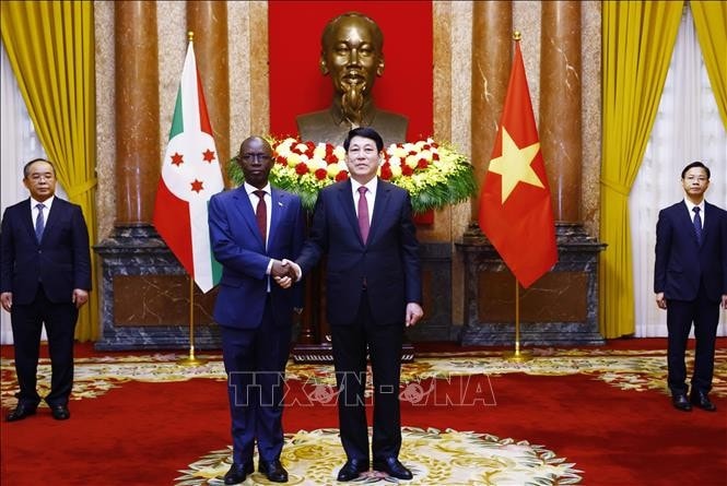 Chủ tịch nước Lương Cường với Đại sứ Cộng hoà Burundi Telesphone Irambonao. Ảnh: Lâm Khánh /TTXVN