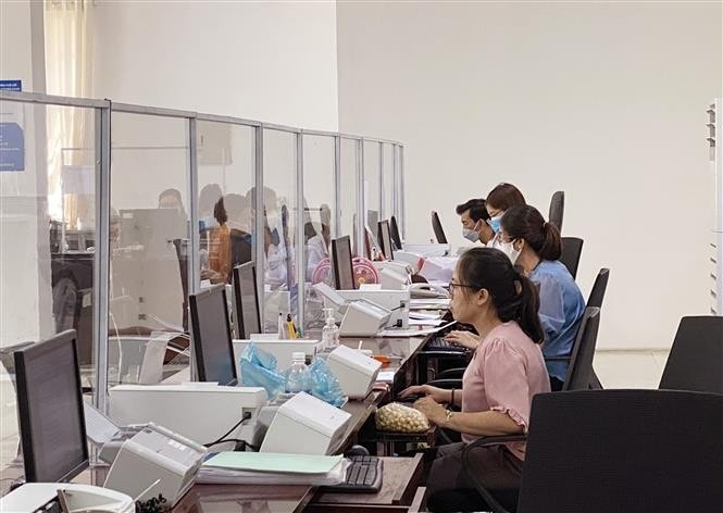 Cán bộ công chức, viên chức giải quyết thủ tục hành chính tại bộ phận một cửa. Ảnh minh họa: TTXVN