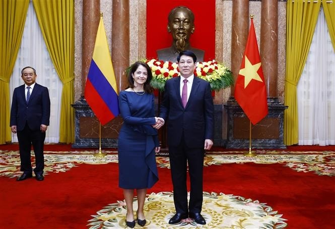 Chủ tịch nước Lương Cường với Đại sứ Cộng hoà Colombia Camila María Polo Flórez tại Lễ trình Quốc thư. Ảnh: Lâm Khánh/TTXVN